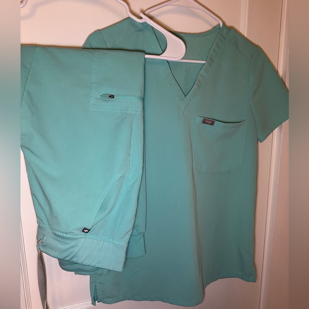 FIGS Women’s Fresh Aqua Caterina One Pocket Scrub Top & Jogger Scrub Pants